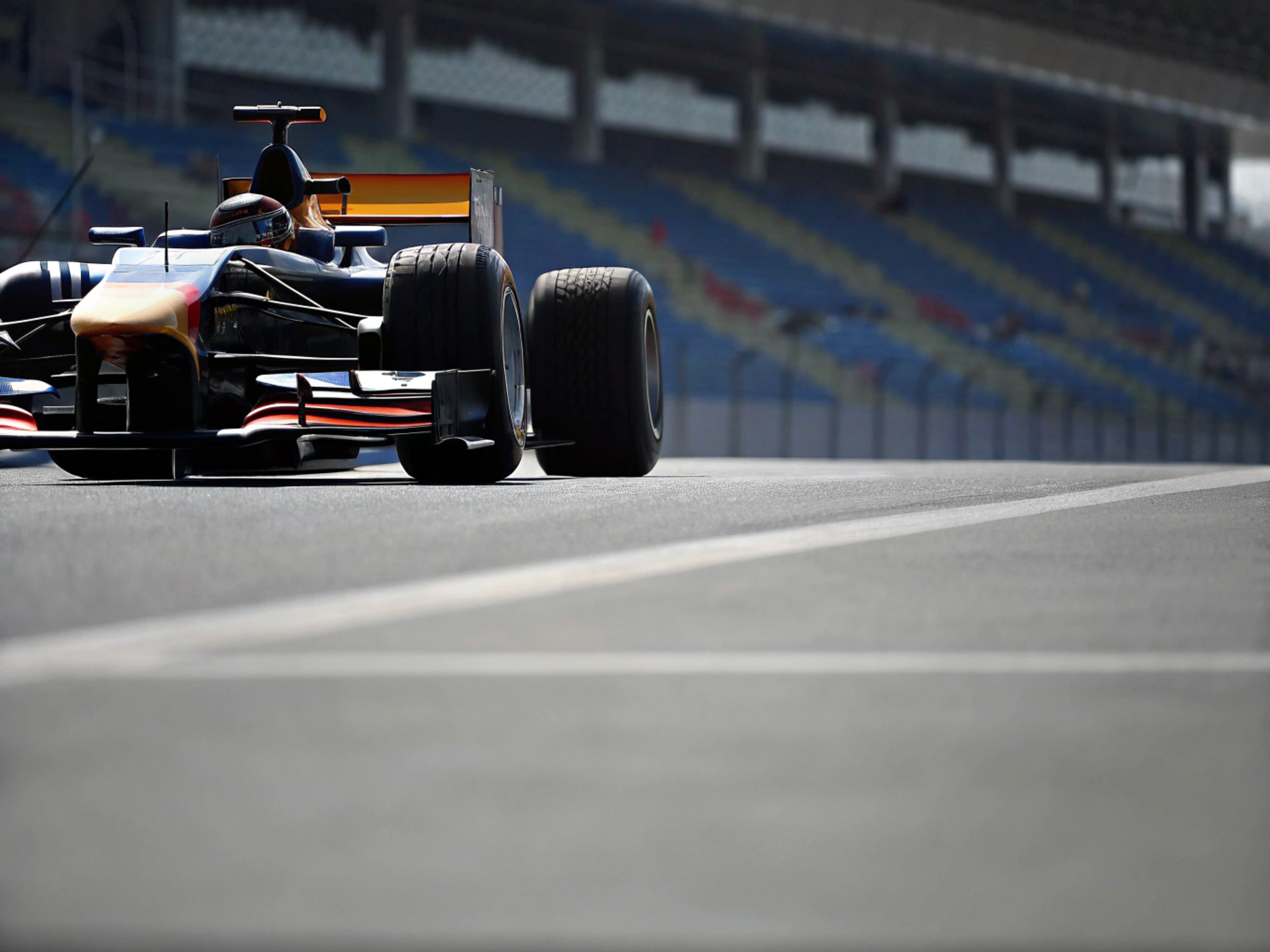 Młody fan Formuły 1 z czapką i koszulką siedzi na walizce, patrząc smutno na smartfona z odwołanym biletem na Grand Prix, z mapą Bliskiego Wschodu w tle.