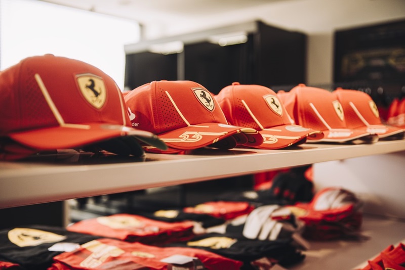 Czerwone czapki bejsbolówki z logo zespołu F1 Scuderia Ferrari