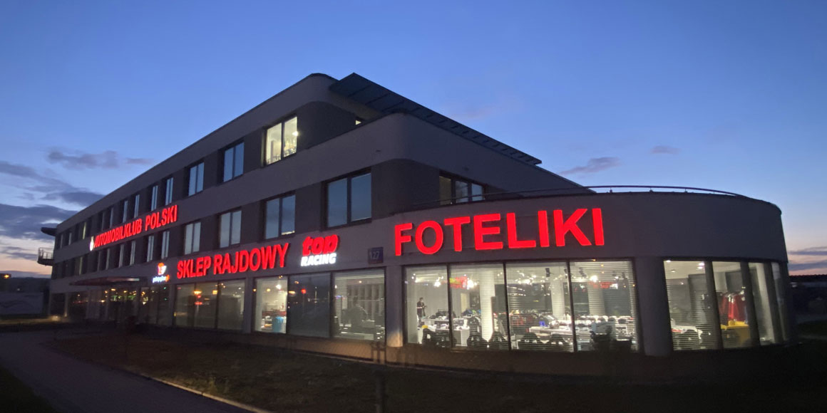 Showroom Top Racing wieczorem, budynek Automobilklubu Polski