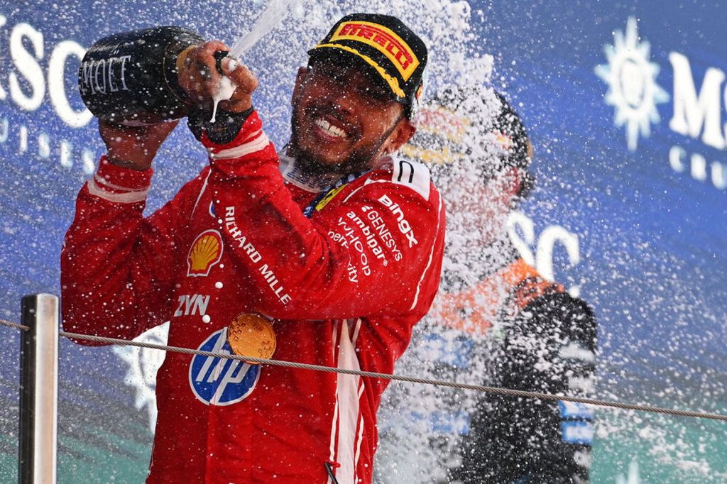 Hamilton wygrywa GP Hiszpanii - pierwszy triumf w Ferrari