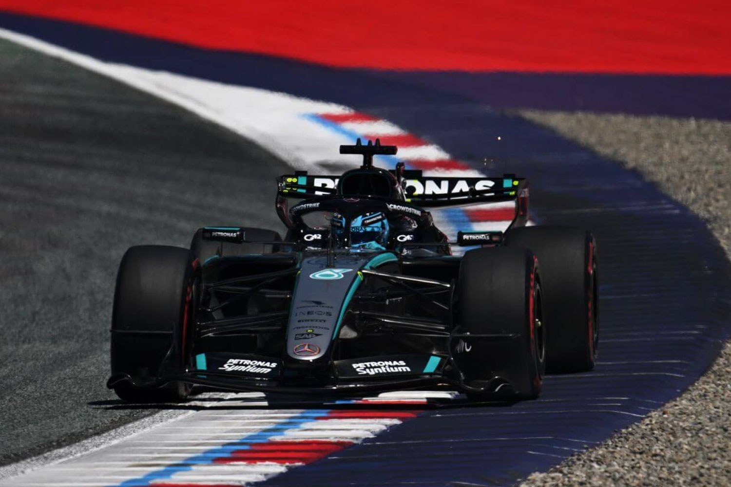 GP Austrii 2026: Russell z pole position, Verstappen ląduje w bandzie!