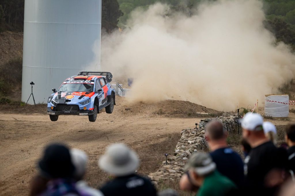 Neuville prowadzi w Rally Italia Sardegna, Solberg trzeci